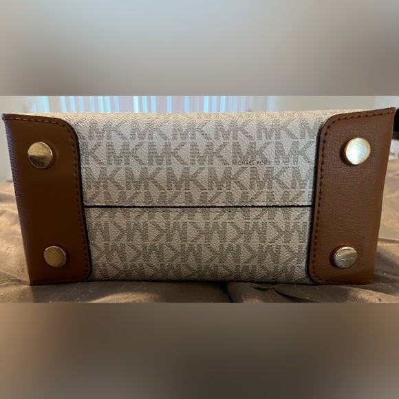 Michael Kors Mercer Medium Accordion Leather Tote Vanilla - Picture 6 of 13